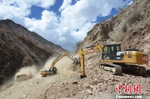 川藏公路“鬼门关”海通沟段实施爆破 疏通阻塞“咽喉”