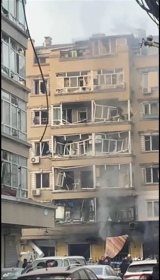 哈尔滨小区爆炸:1到7楼玻璃几乎全碎 现场图片